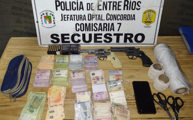 En allanamientos detienen a tres personas y secuestran armas, drogas y dinero