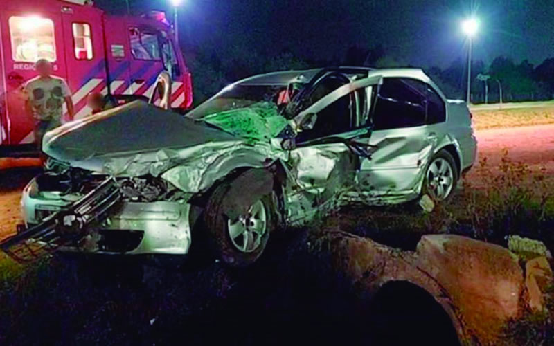 El conductor de un automóvil falleció tras chocar contra una alcantarilla