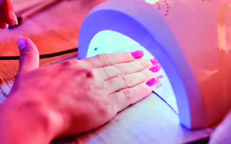 Uñas semipermanentes: ¿Son peligrosos los productos y el proceso?, las precauciones que debes tomar