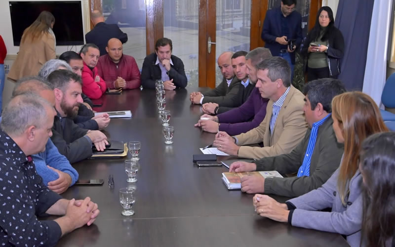 Más viviendas para más familias: El Intendente formalizó la entrega de terrenos a gremios y trabajadores