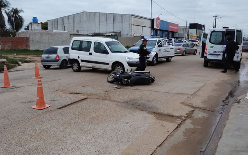 Vehículo utilitario impactó contra una moto y el conductor debió ser trasladado al Masvernat