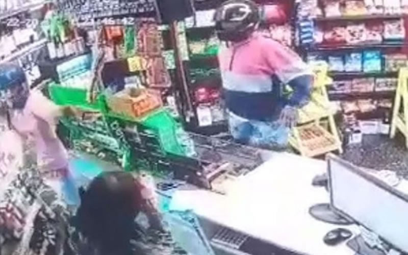 Violento asalto de dos delincuentes a un drugstore sobre avenida Eva Perón