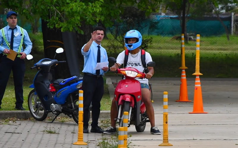 Los estudiantes que participan del curso “El tránsito seguro lo hacemos entre todos” rendirán exámenes de manejo en la Costanera