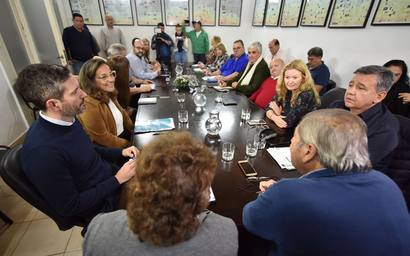 El gobierno provincial informó que acordó una propuesta salarial con los gremios docentes