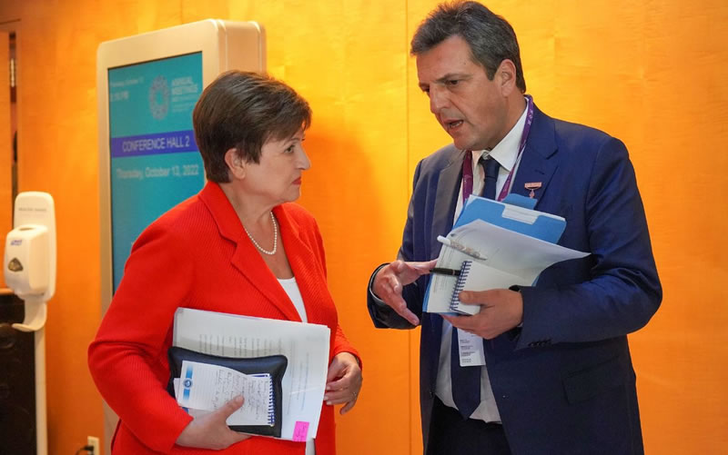 El FMI advirtió que la Argentina sufrirá este año una recesión del 2,5% y una inflación del 120%