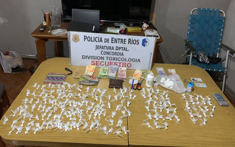 Secuestraron 180 dosis de cocaína, más de $1 millón y detuvieron a 3 personas