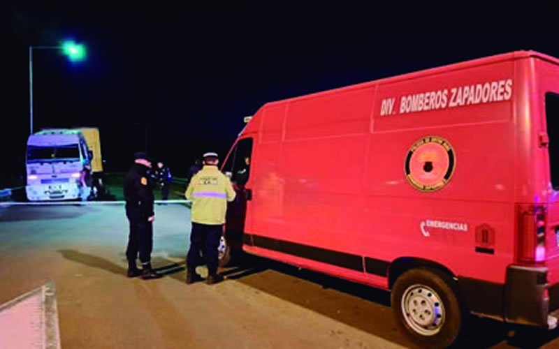 Un motociclista falleció tras chocar contra un camión que había sufrido un desperfecto mecánico