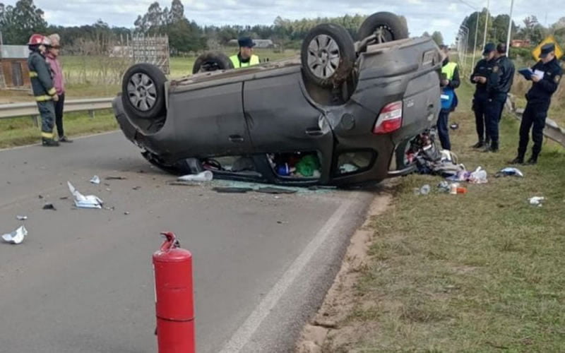 Chocaron contra el guardarrail tras perder el control y terminaron volcando sobre la cinta asfáltica