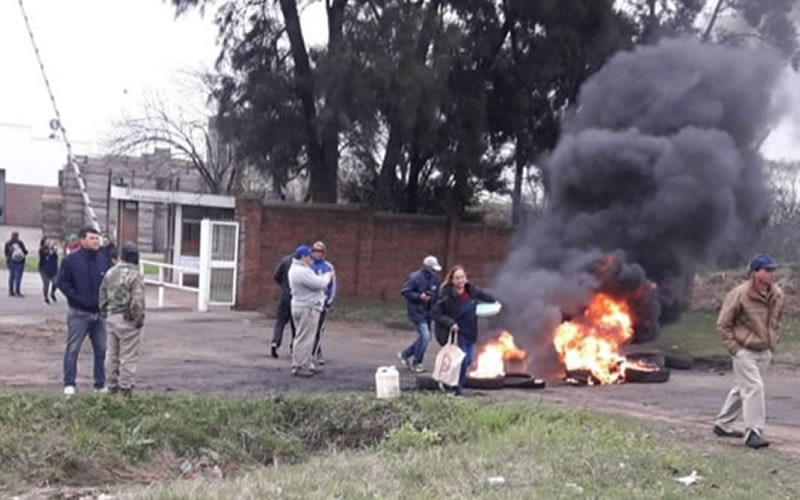Trabajadores de la fruta protagonizan protestas con quema de neumáticos en Concordia