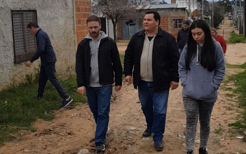 Francisco Azcué recorrió los barrios puerta a puerta contando su propuesta y criticó la bicisenda