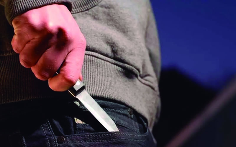 Un hombre fue apuñalado en la espalda y el rostro