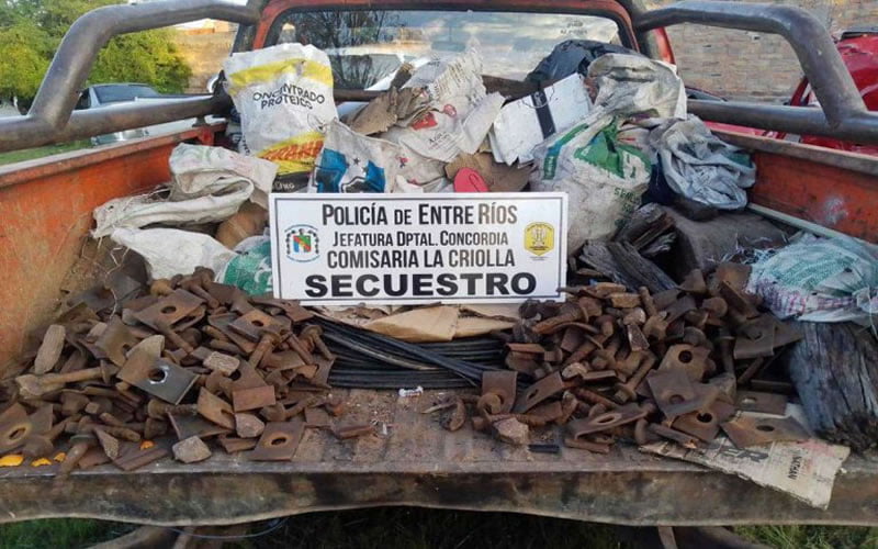 La Criolla: Dos sujetos fueron detenidos sorprendidos robando material del ferrocarril