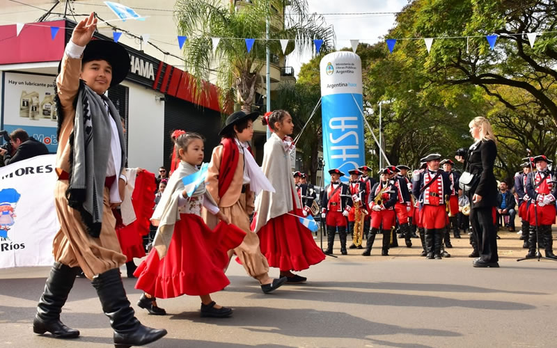 Continúan los preparativos para el tradicional desfile patrio del 9 de Julio