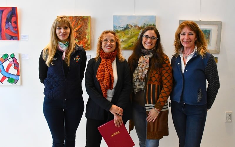 Artistas independientes de Concordia exponen sus obras en el Centro de Información Turística