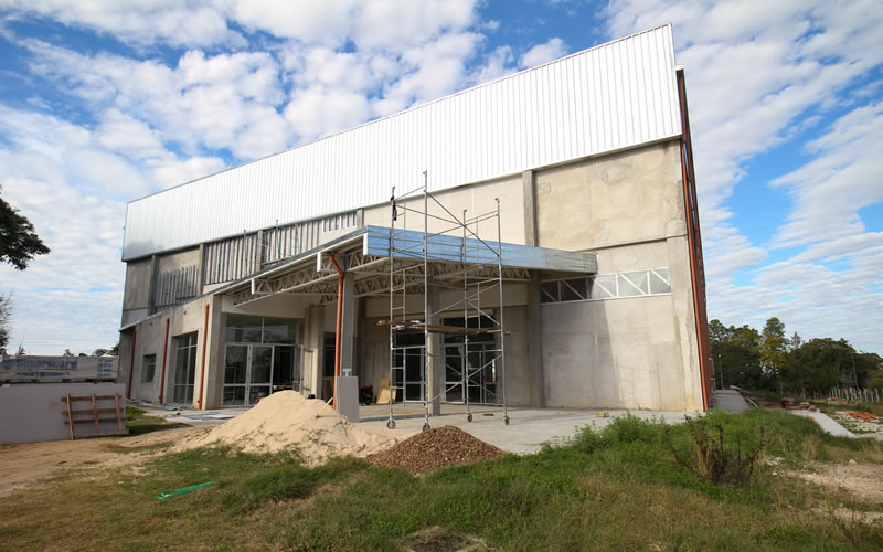 Colocan el piso deportivo en el Centro de Educación Física N°4 de Concordia