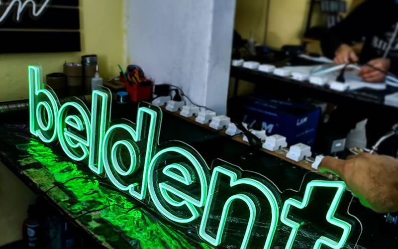 «Neon Flow»: Un negocio de carteles de neón que brilla con creatividad e innovación