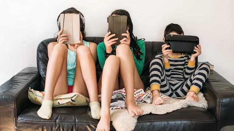 El uso de pantallas produce retrasos en el lenguaje de los niños: cuáles son las razones, según los expertos