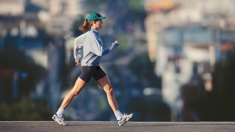 Por qué caminar después de comer beneficia a las personas con diabetes