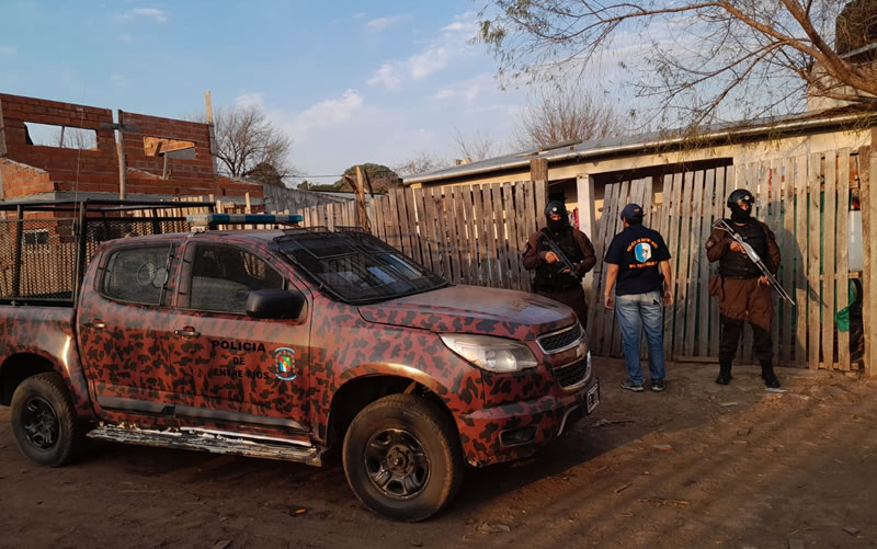 Detienen a tres personas y secuestran varios elementos en allanamiento