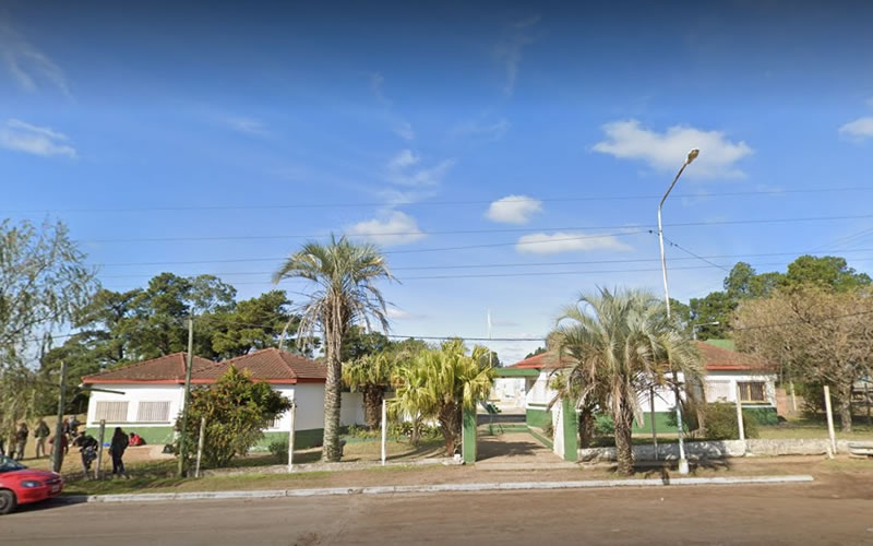 La comunidad educativa de la escuela secundaria de Villa Adela marchó y protestó en la Departamental