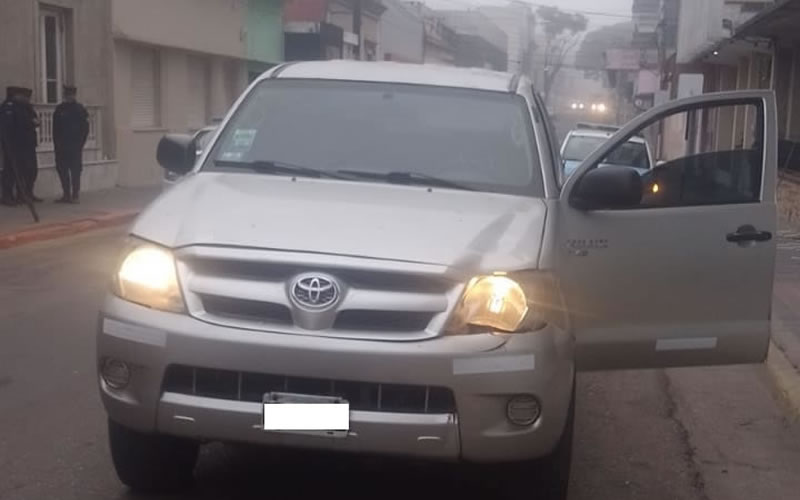 El conductor de una camioneta atropelló en pleno centro a una mujer mientras barría la vereda