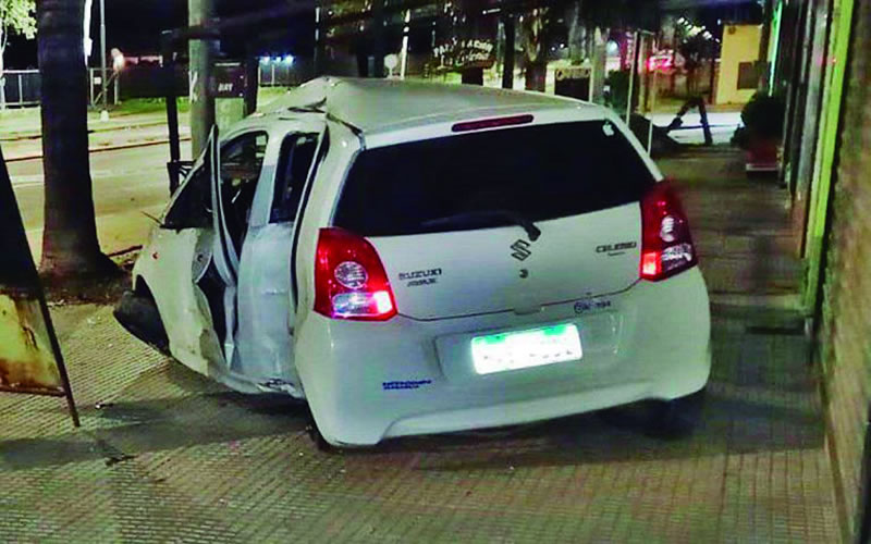 Dos jóvenes uruguayos protagonizaron un violento accidente