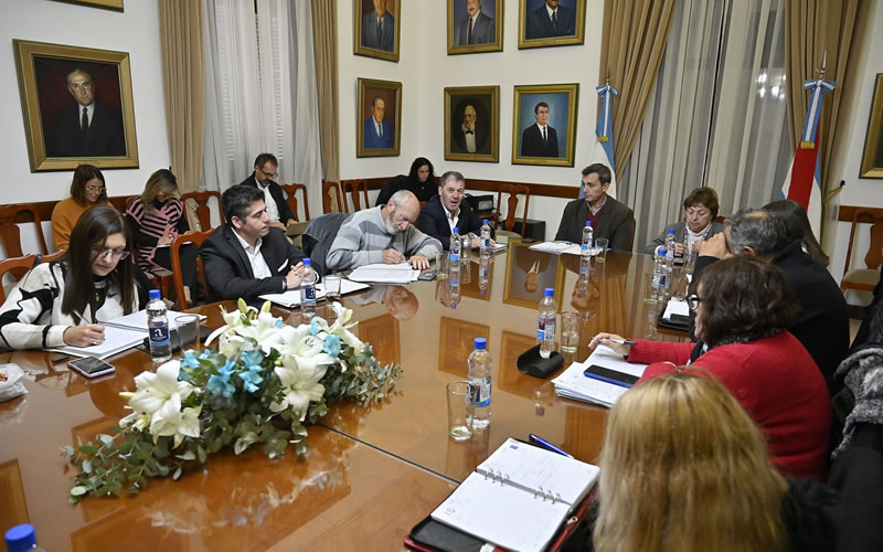 El gobierno y los gremios docentes y estatales retoman esta semana la negociación salarial