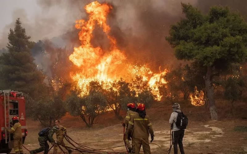 El incendio más grande registrado en Europa sigue arrasando Grecia: Ya destruyó una superficie superior a la de Nueva York