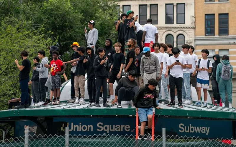Nueva York: Miles de personas causaron disturbios luego de que un streamer los congregara para regalarles una PS5
