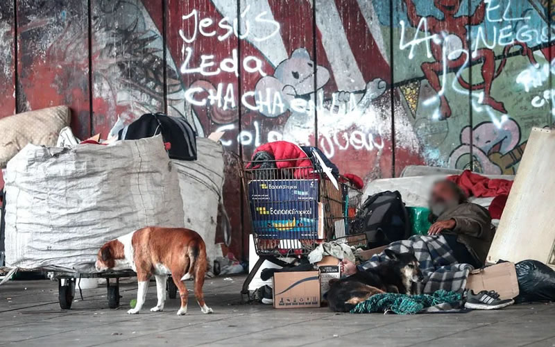 Polémica en Chile: La pobreza tocó su nivel más bajo, pero los expertos desconfían de las cifras oficiales