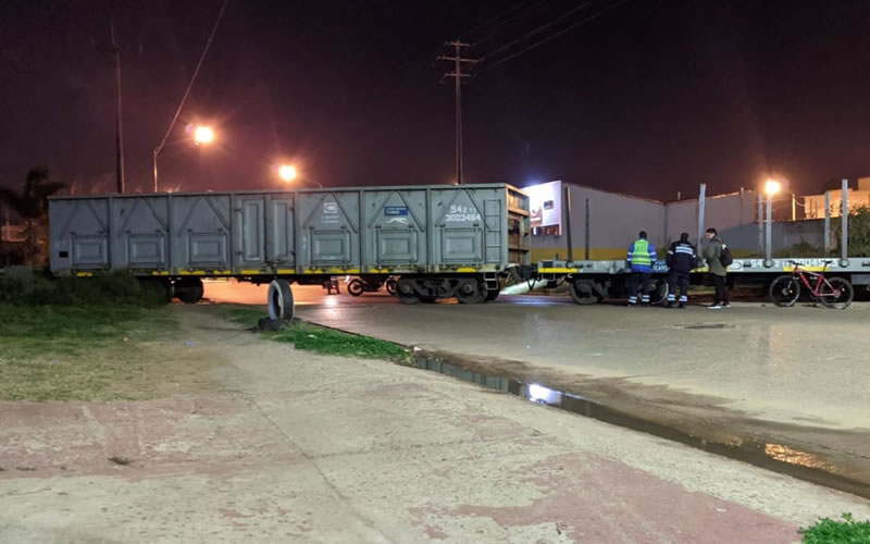 Una formación ferroviaria bloqueó el tránsito en una avenida