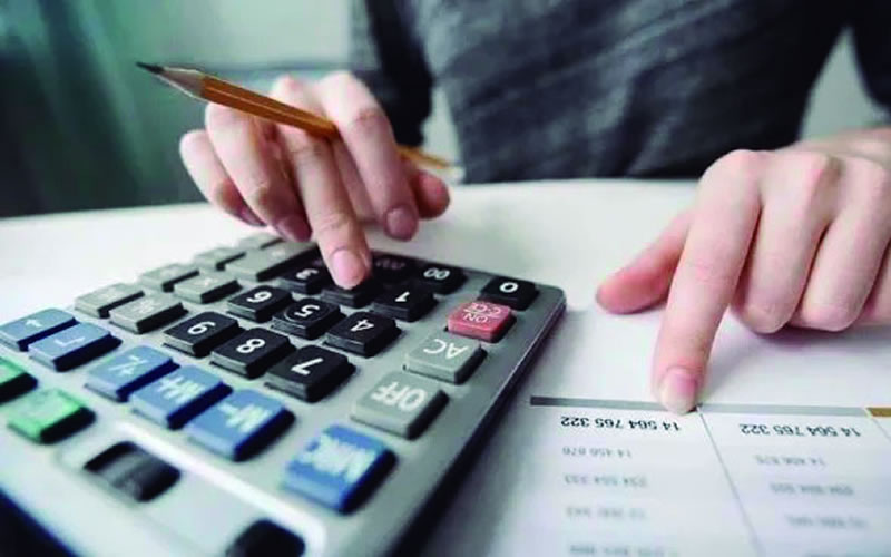 Ganancias: El Gobierno subirá el piso a $700.000 en agosto