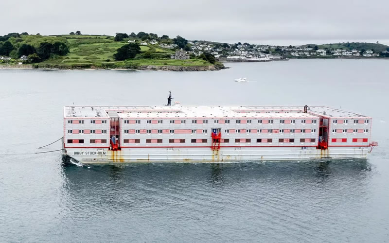 El Reino Unido inauguró una polémica “cárcel flotante”: Mantendrá en un barco a los migrantes que pidan asilo