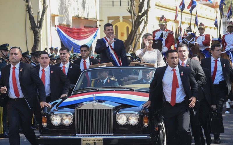 Santiago Peña asumió la presidencia de Paraguay