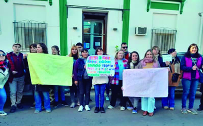 La comunidad educativa de la Escuela Mariano Moreno se movilizó a Departamental de Escuelas