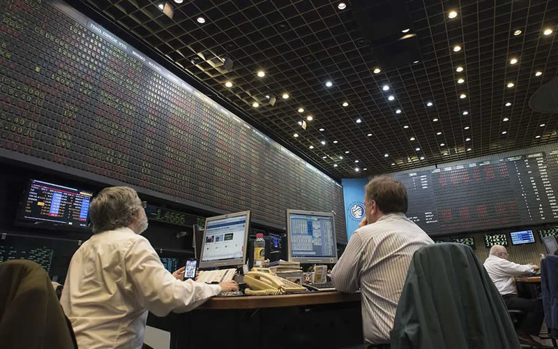 A la espera de los resultados de las PASO, la semana financiera cerró con el dólar y los bonos en alza