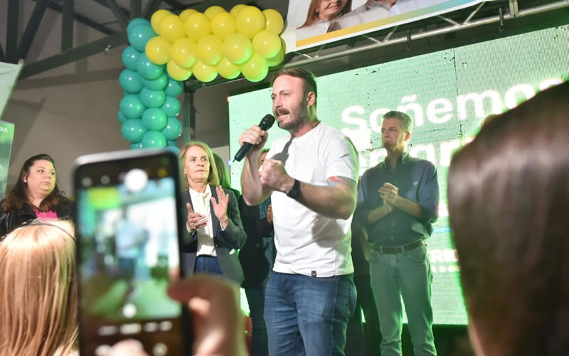 Francisco Azcué y Magdalena Reta de Urquiza hicieron el cierre de campaña en el Circulo Italiano con todos los partidos que componen la unidad de Ahora Concordia