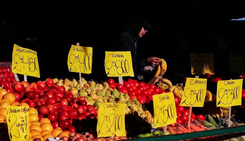 Tras la devaluación y en apenas unas horas, las frutas  y verduras subieron hasta 47% en el Mercado Central