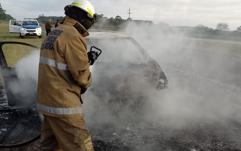 Un auto fue consumido en su totalidad por las llamas cuando circulaba por la Ruta 14