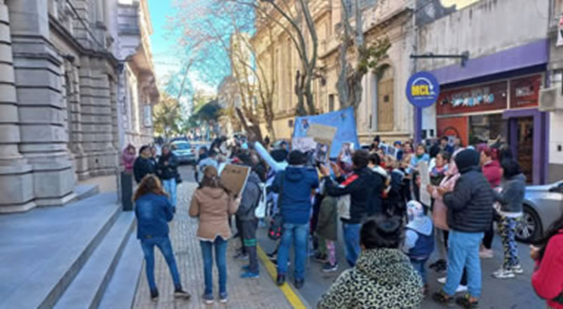 Movilización en Tribunales de Concordia por presunto abuso a una niña