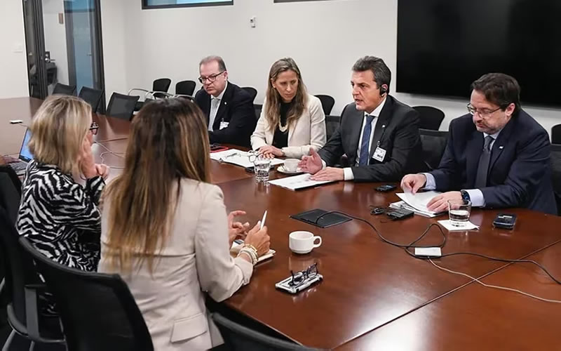 Massa anunció fondos extra por USD 1.385 millones y dijo que a EEUU le preocupa que se prometa dolarización sin consultar