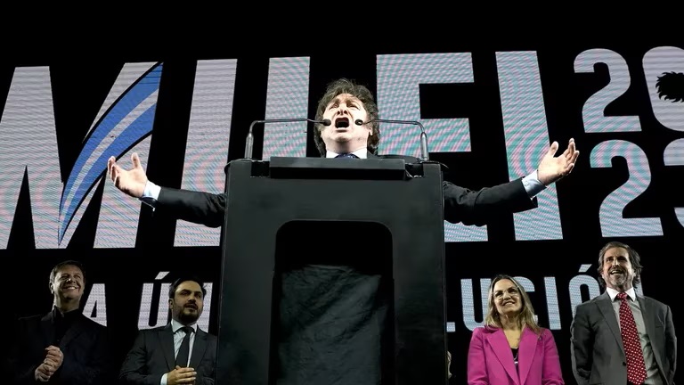 Sorprendente elección de Javier Milei: lidera las PASO con el 32% de los votos; lo siguen Juntos por el Cambio y Unión por la Patria
