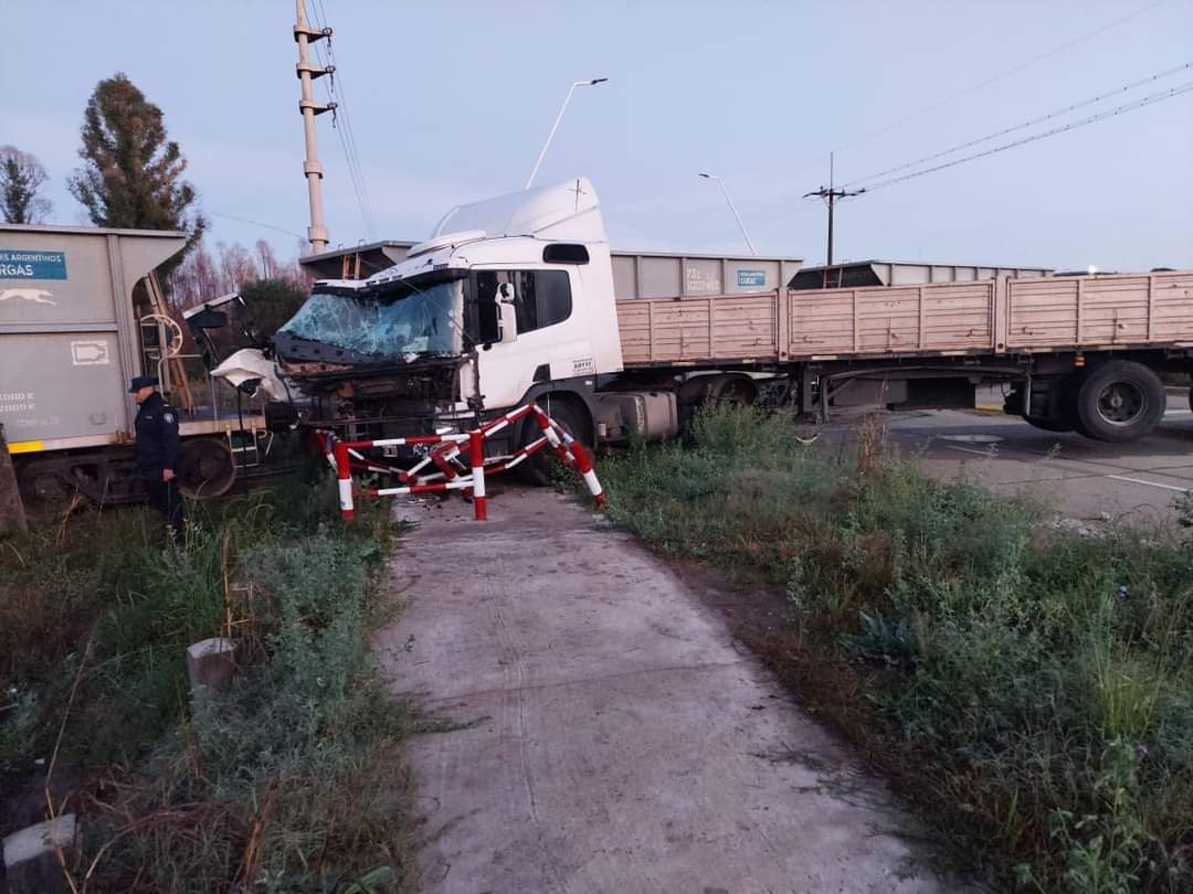 Fuerte accidente en Osvaldo Magnasco: Camión embistió formación ferroviaria