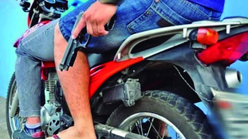 Una mujer recibió dos disparos al quedar entre medio de un enfrentamiento de bandas