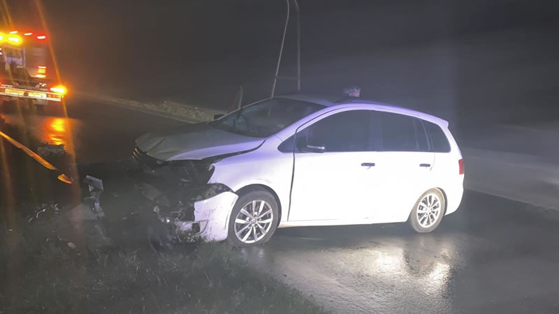 El conductor de un vehículo despistó y terminó colisionando contra el guardarraíl de la Ruta 14