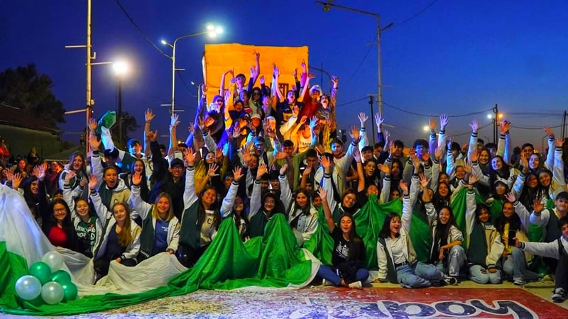 Comenzaron los desfiles de carrozas de la Fiesta del Estudiante