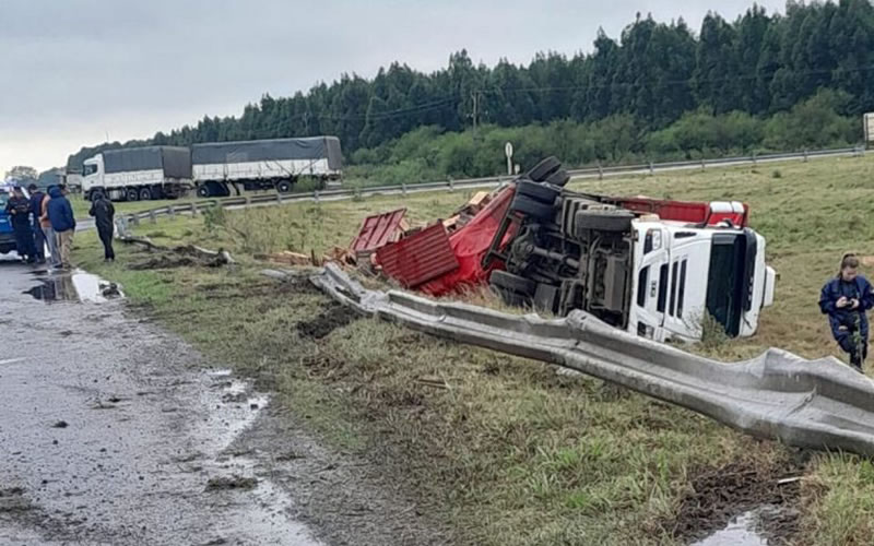 Un camión despistó y terminó volcando
