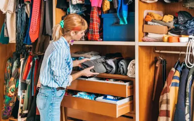 Tené en cuenta estos 9 consejos para ordenar y guardar tu ropa en el cambio de estación a primavera
