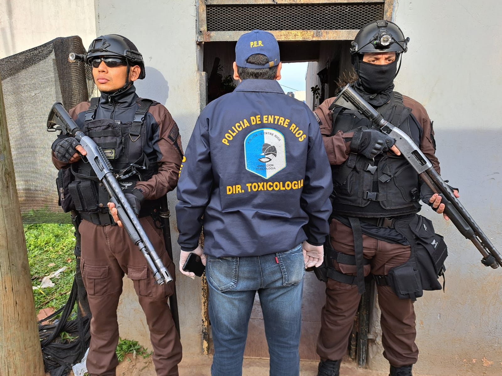 Operativo policial en Concordia: Incautación de droga, arma de fuego y detención de tres personas