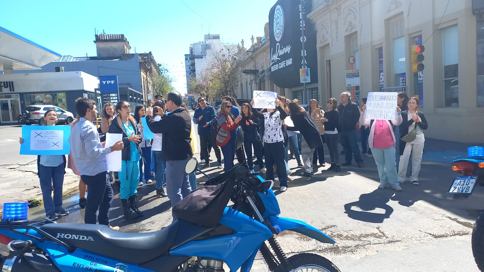 Profesionales de la salud se manifestaron en el centro concordiense